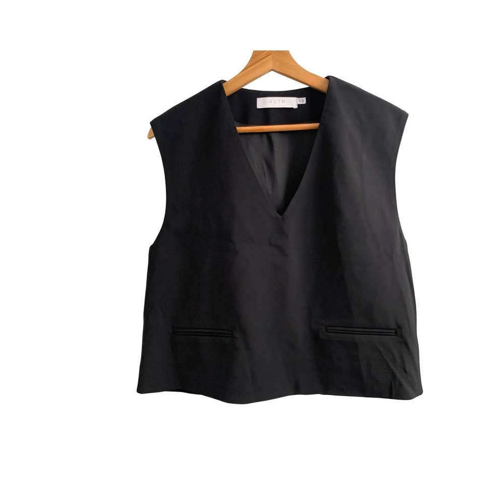 NWOT ASTR the Label Tailored Sleeveless  V-Neck Vest Top in Black